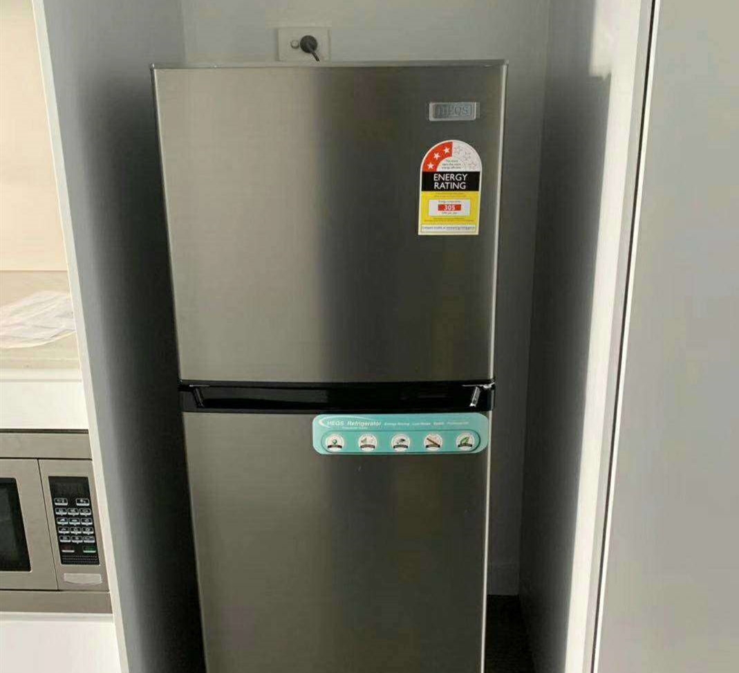 墨尔本最低 全新HEQS无霜冰箱222L 不锈钢银色 尺寸W55*D60*H143mm 一年保修